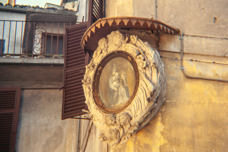 Madonna Di S. Agostino Dipinto Inserito Nell'edicola Cantonale In Stucco Palazzo D'Ascani Via Consolare 45